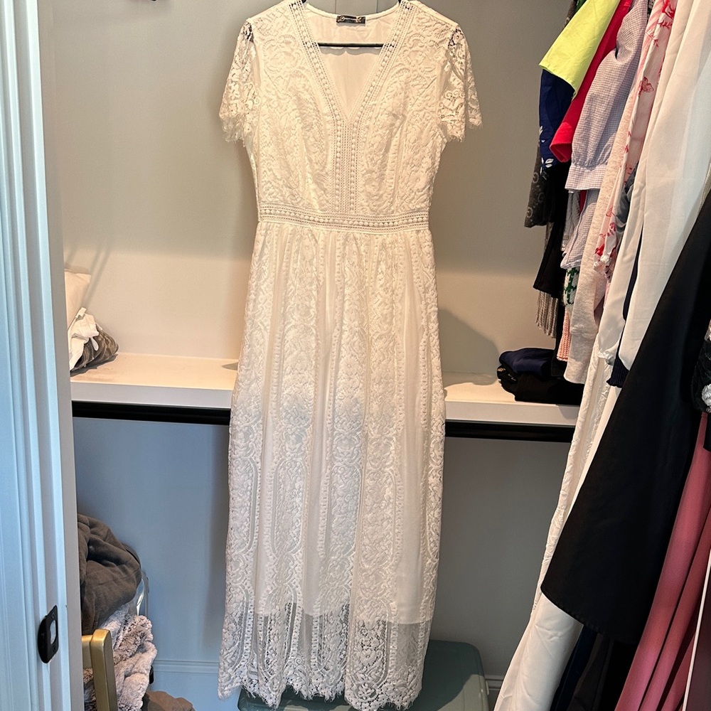 Elegant Ivory Lace V-Neck Maxi Dress